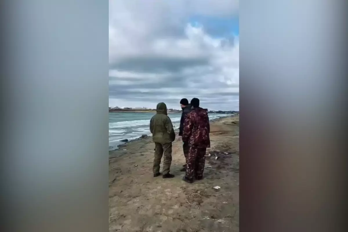 ​Осторожно, тонкий лёд! В Атырау полиция предупреждает рыбаков на реке Жайык​