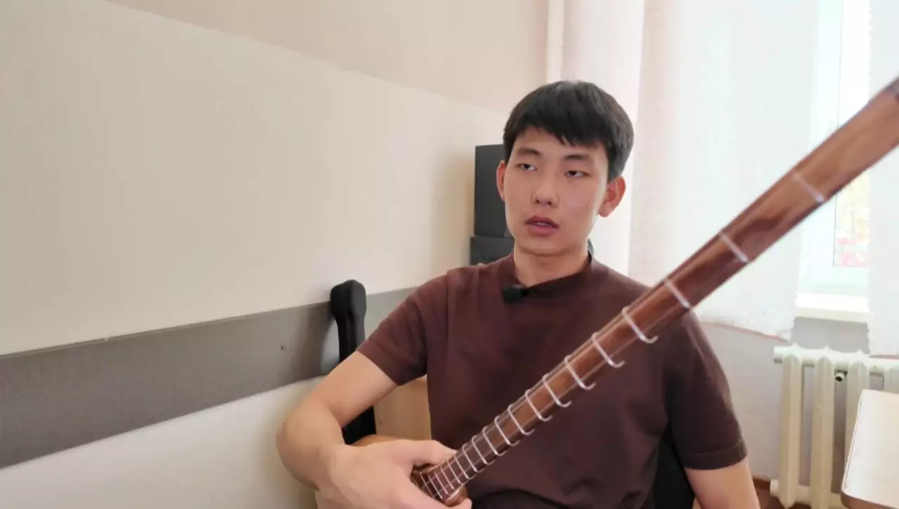 Рудныйда тұратын корей жігіті домбыраны жанына серік етіп келеді