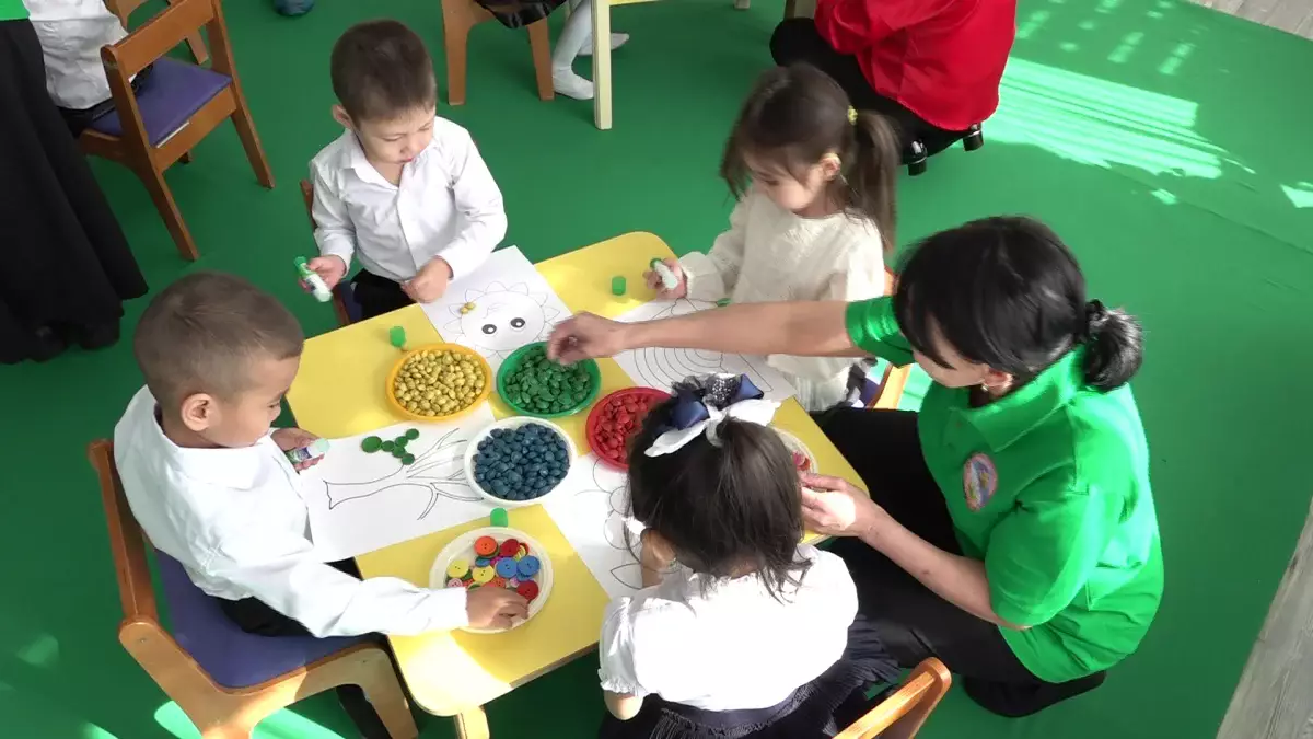 Алматылық бүлдіршіндер қалдықтардан түрлі бұйымдарын жасауда