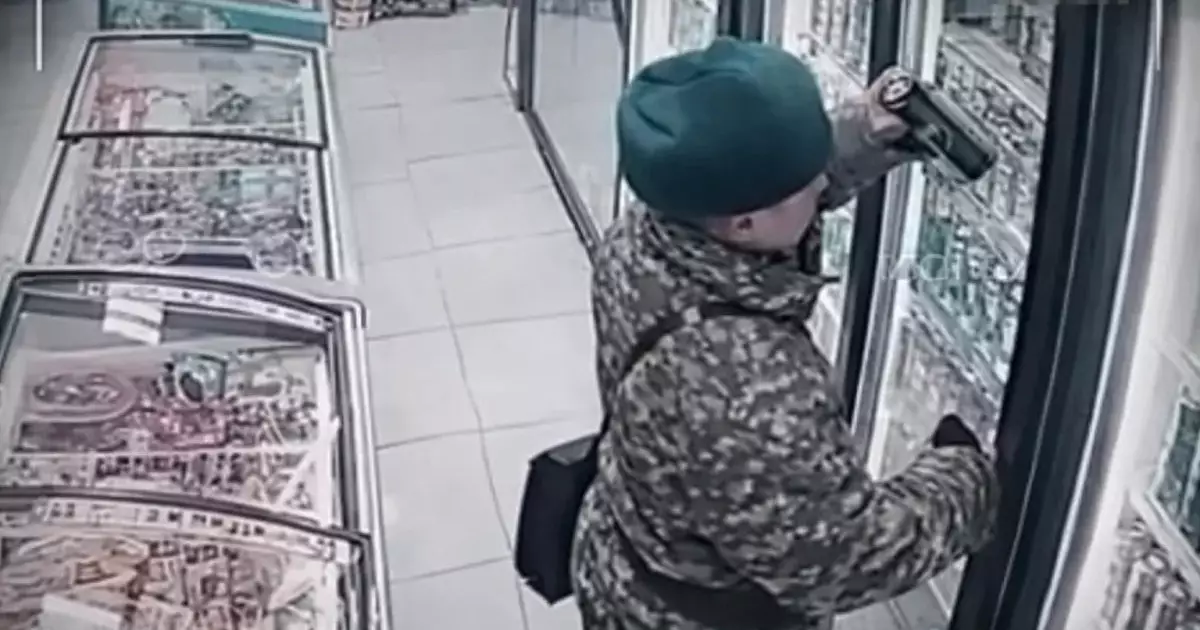  Желіде дүкеннен сусын ұрлаған әскери формадағы ер адамның видеосы тарады 