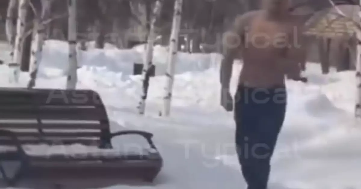  Астанада ер адам пышақ ұстаған күйі көшеде жүрген (ВИДЕО) 