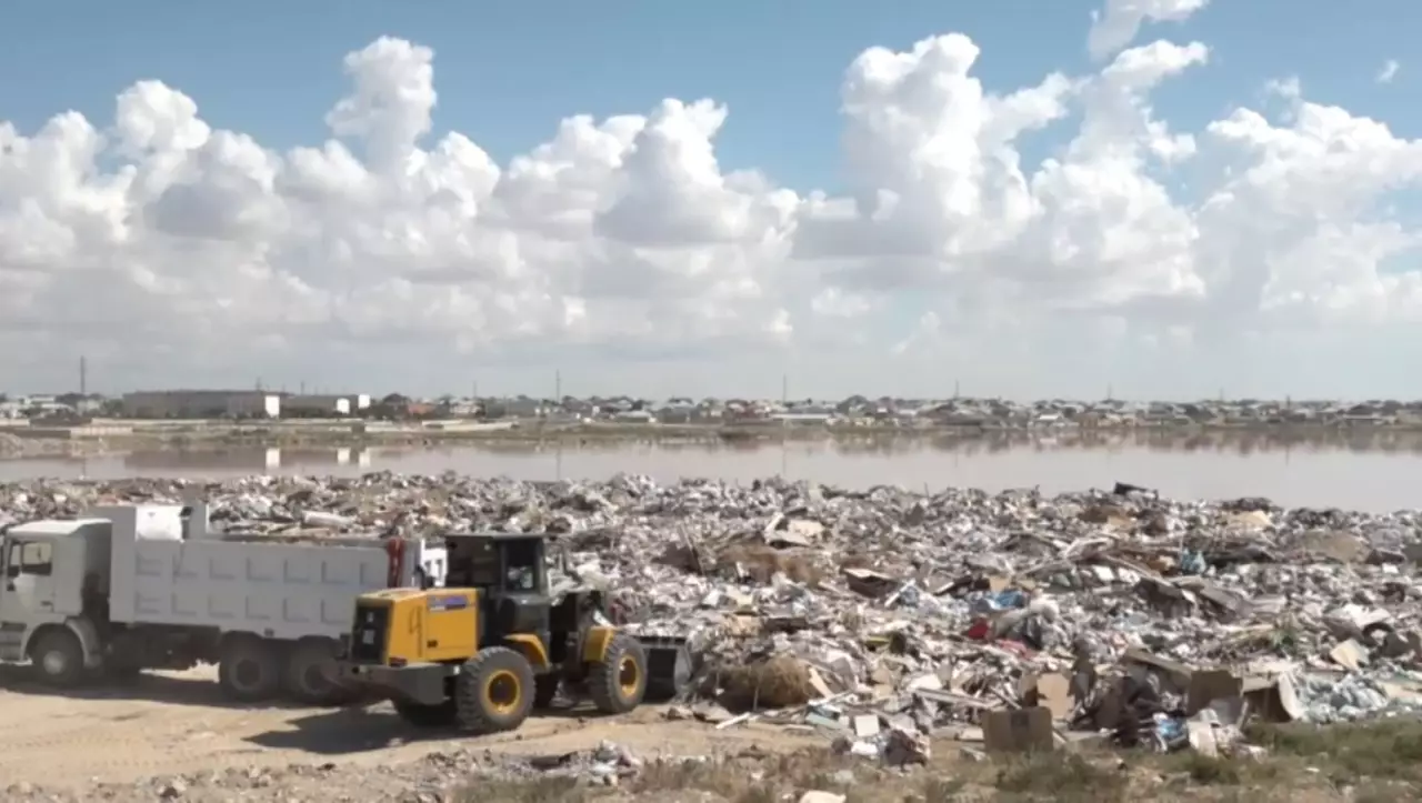 Ақтауда шағын ауданнан 30 тонна қоқыс шығарылды