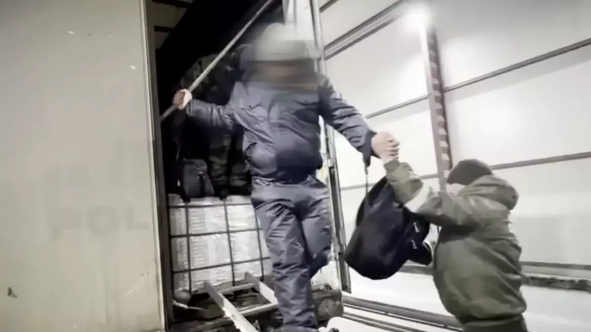 Фуру из Ташкента остановили на казахско-российской границе: в прицепе нашли 18 человек