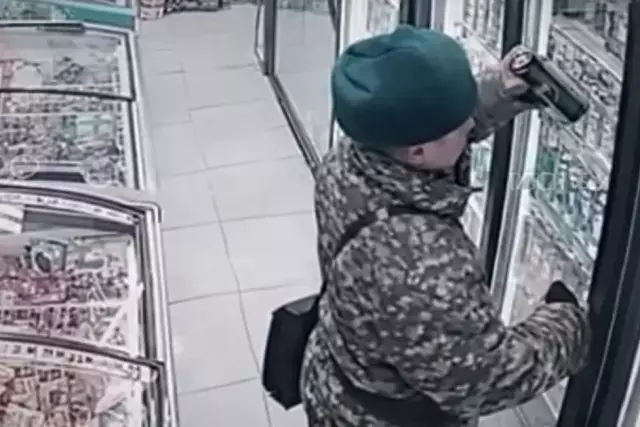 Желіде дүкеннен сусын ұрлаған әскери формадағы ер адам қызу талқыланып жатыр