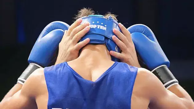 Қазақстандық нокаутшының жекпе-жегін дәрігерлер тоқтатып тастады