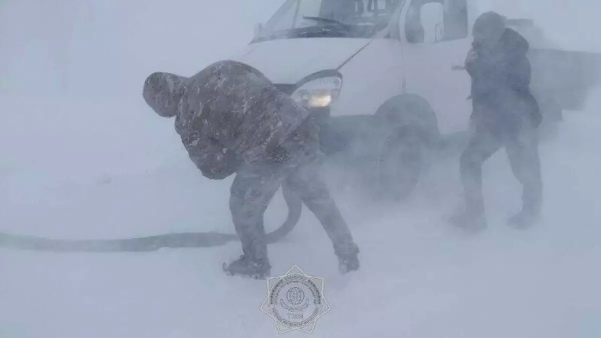 Последствия метели: на трассах Казахстана все еще остаются легковые и грузовые авто