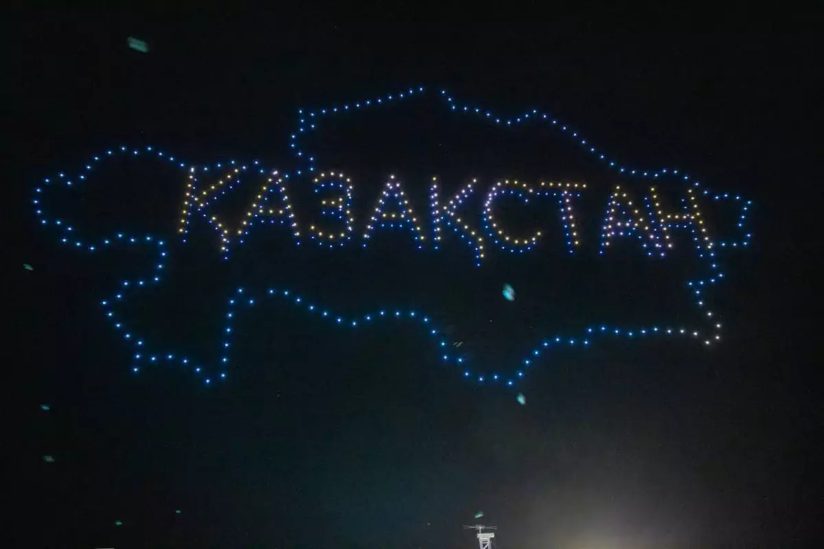Қазақстан картасы, референдумға шақыру және Наурыз мейрамымен құттықтау: Қонаевтағы дрон-шоу өтті