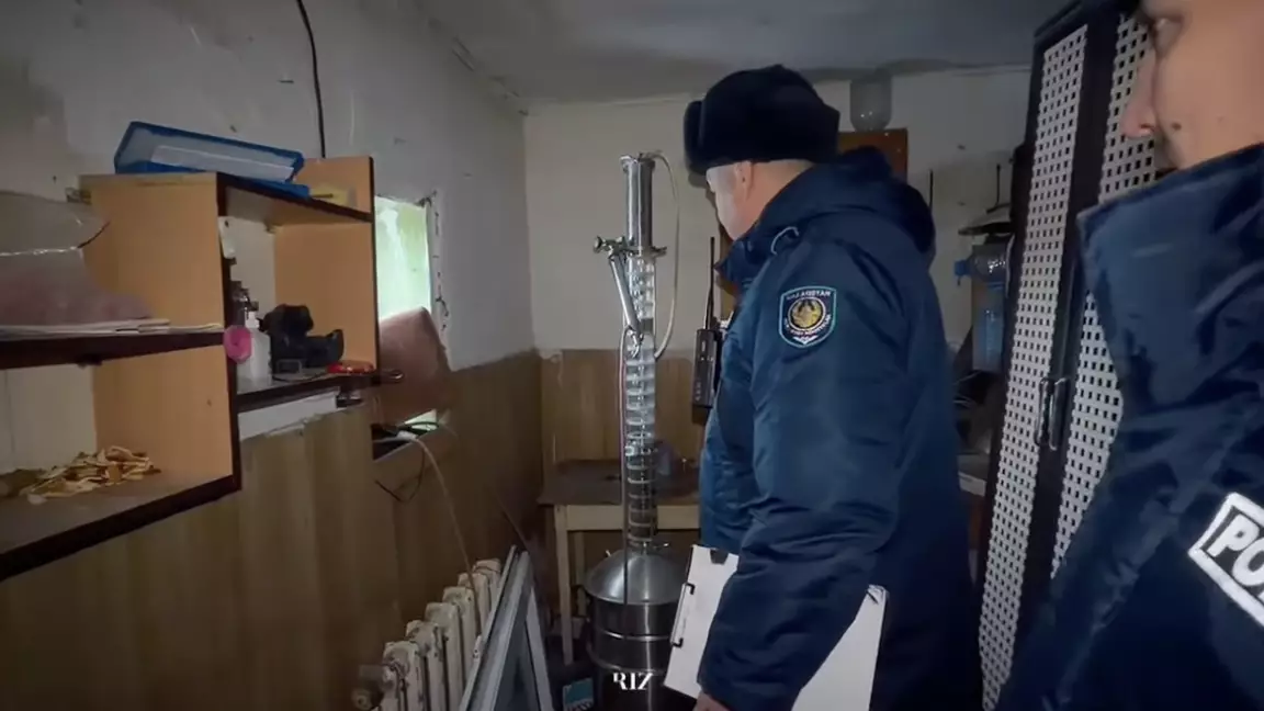 Қазақстандық ер адам самогон қайнатып, оны элиталық алкоголь ретінде сатқан