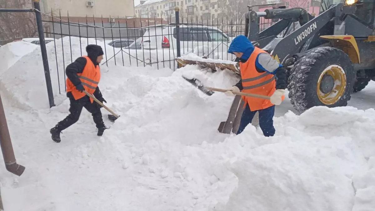 Почти 3 тысяч человек убирают снег в Астане