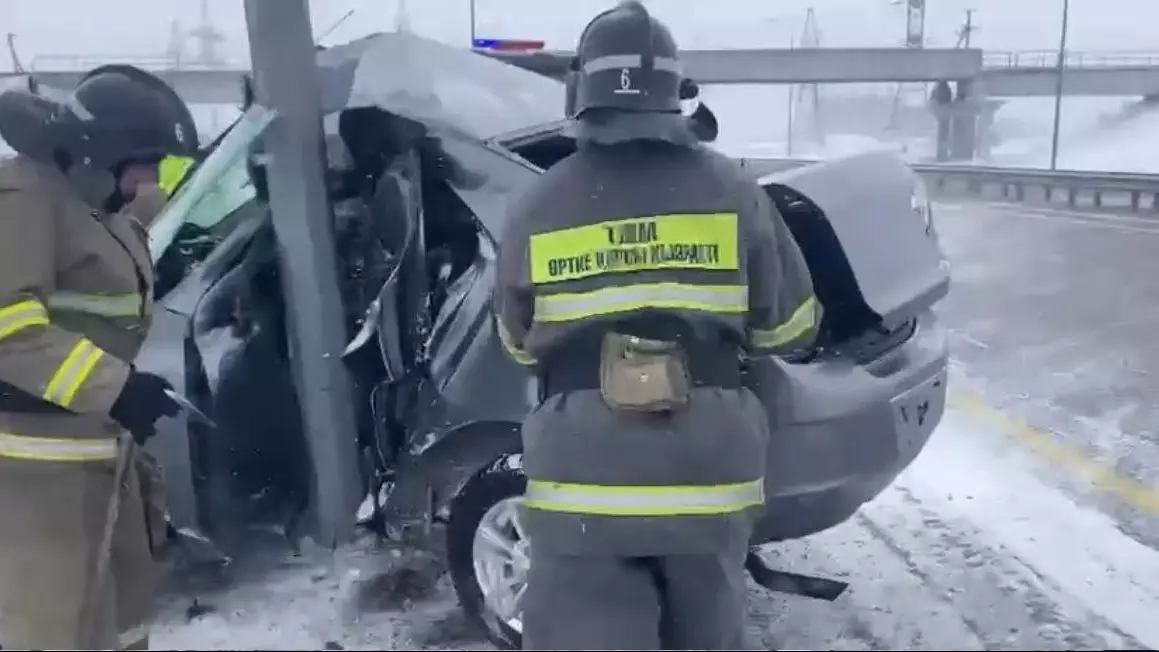 Қарағандыда жантүршігерлік апат: Жеңіл көлік бағанаға соғылып, темір үйіндісіне айналды