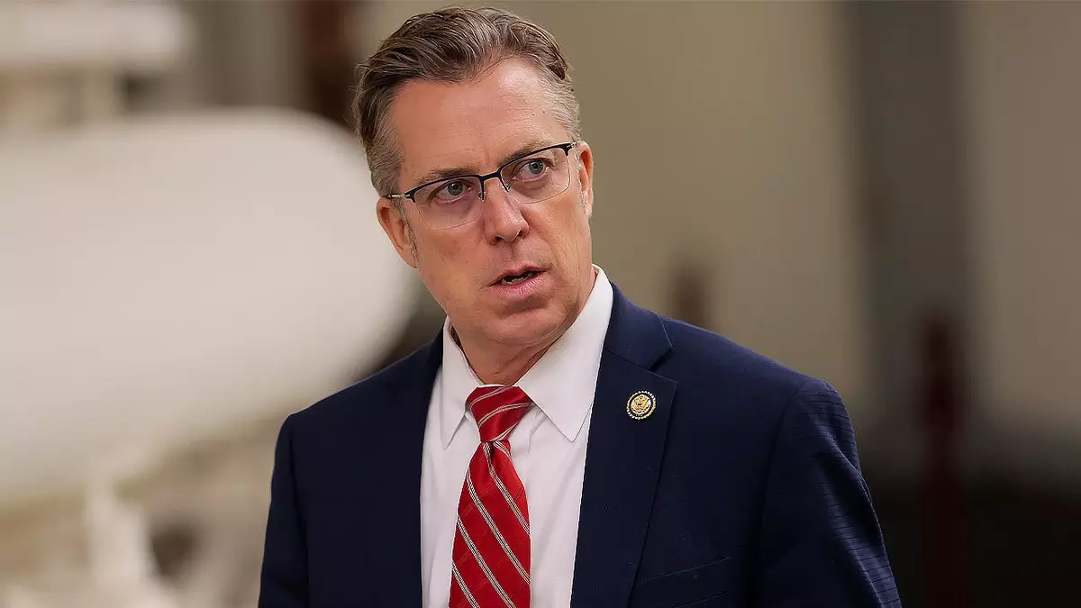 Консерватор в Конгрессе представил законопроект об отмене семейной иммиграции и лотереи грин-карт в рамках масштабной реформы.