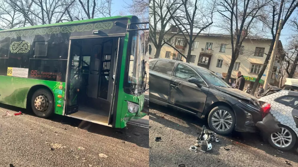 Массовое ДТП с участием автобуса произошло в центре Алматы