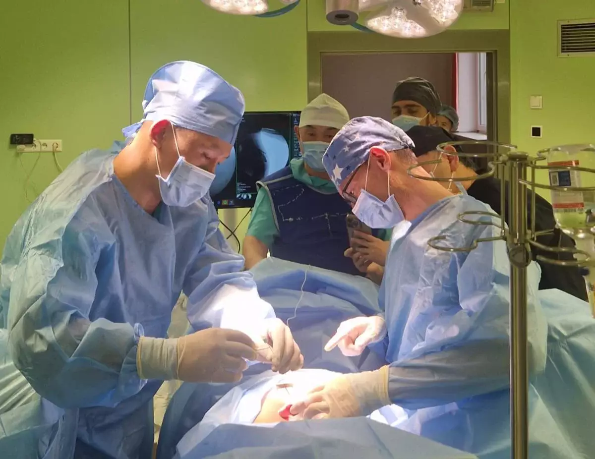 Алматыда 12 жастағы науқасқа қуық қызметін бақылауға арналған нейростимулятор орнатылды