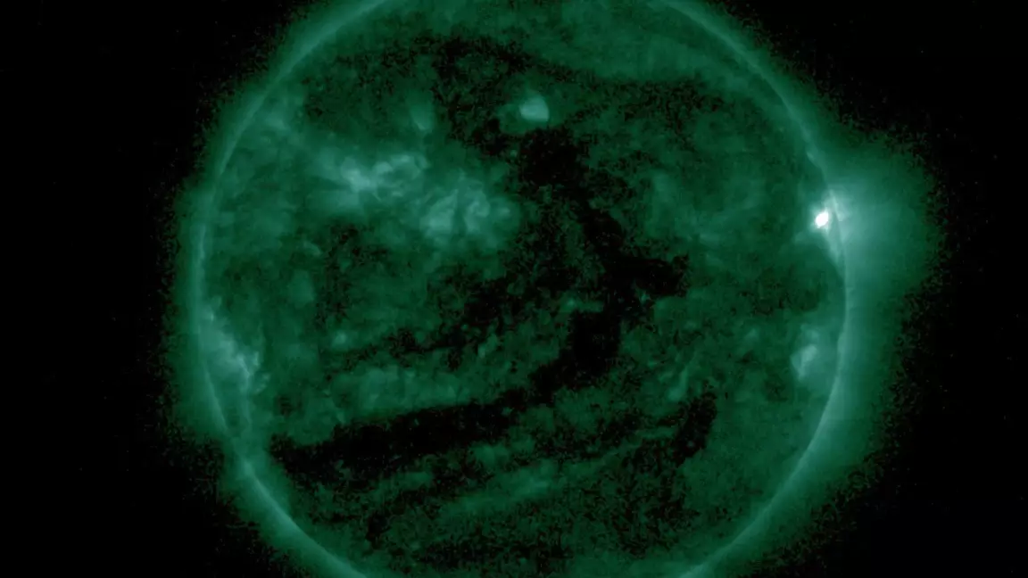 Ғалымдар Күндегі күшті жарқылды тіркеді