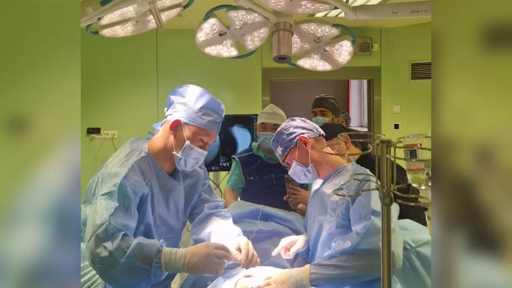 Необычный имплант установили подростку в Алматы