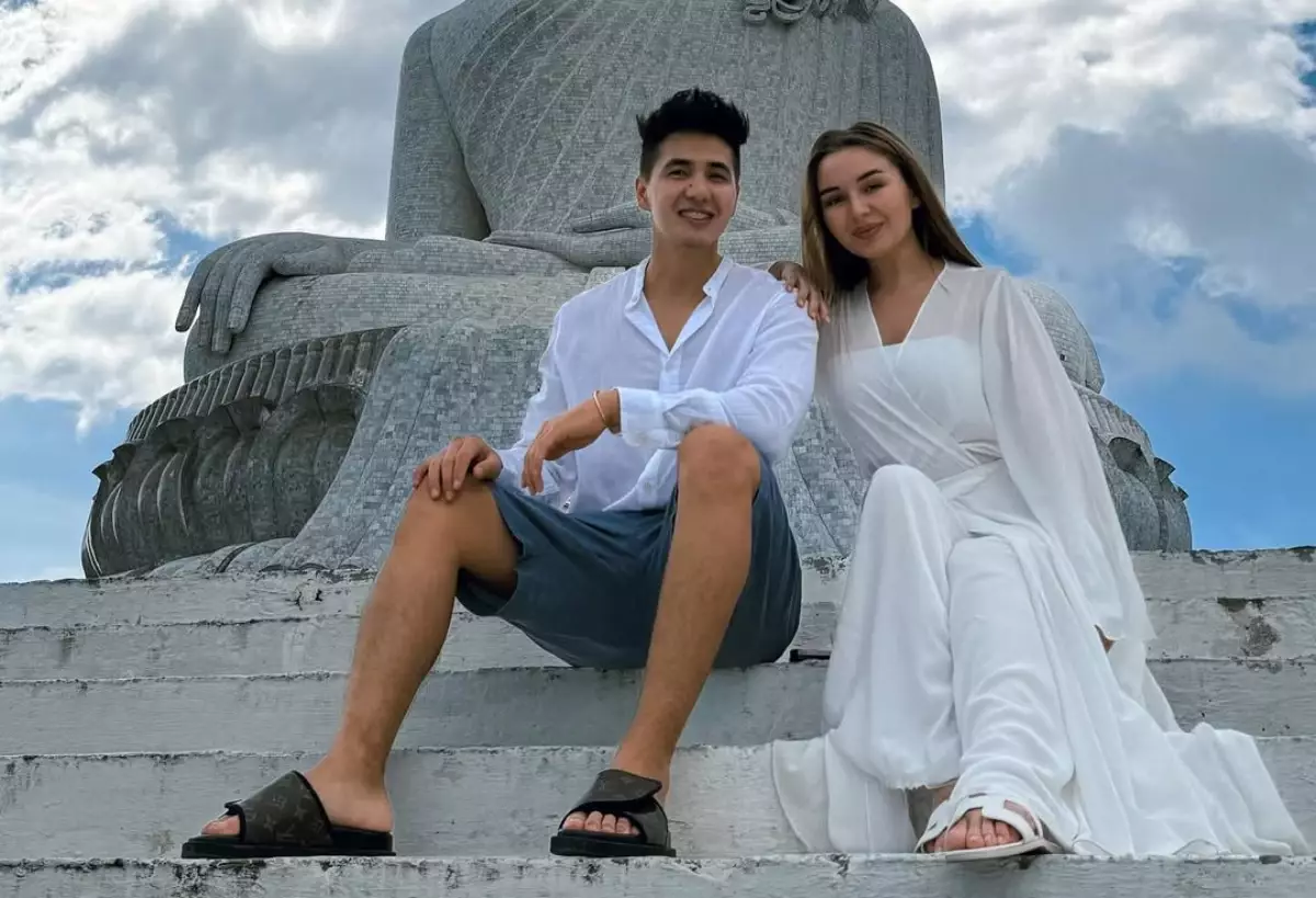 Үйқамақта отырған блогер Жанәбіловтер неліктен сауда ойын-сауық орталықтарында емін-еркін жүр