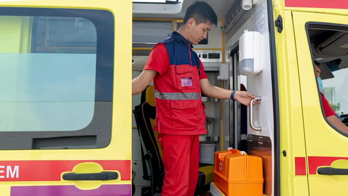 Көкшетауда көшеде жүрегі тоқтаған ер адамды дәрігерлер қайта тірілтіп алды