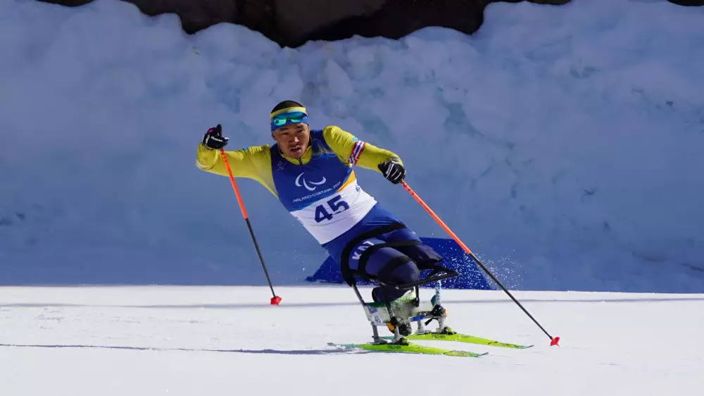 Нурлан Смагулов дарит паралимпийцу Ерболу Хамитову Chery Tiggo 7