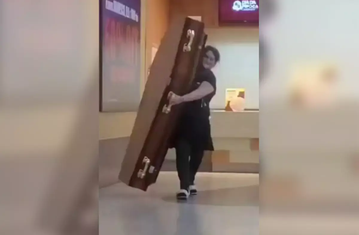 Женщина пришла с гробом в кинотеатр и наполнила его акционным попкорном - новости на Lada.kz 13.03.2026