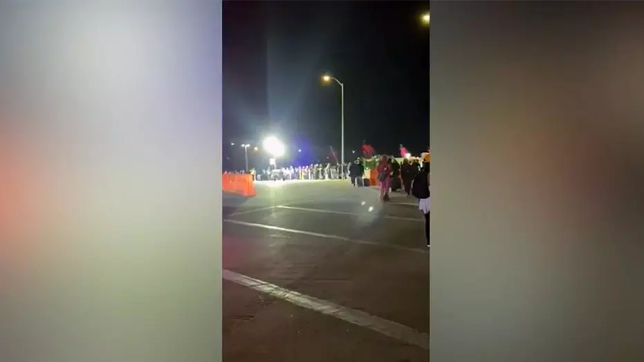 В аэропорту Остина образовались пробки: очереди на досмотр вышли на улицу из-за месячного закрытия МВБ.