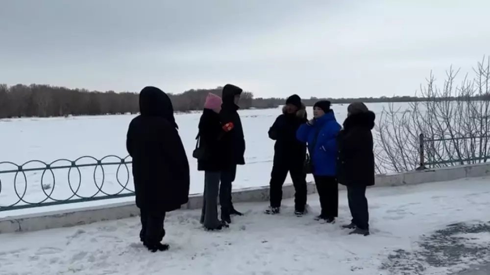 В Семее просят возобновить поиски пропавшей девять лет назад девочки