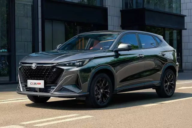 Алматыда автосалон қызметкерлерінің көз алдында су жаңа көлікті ұрлап әкетті