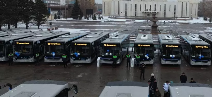 32 новых автобуса презентовали на центральной площади Семея