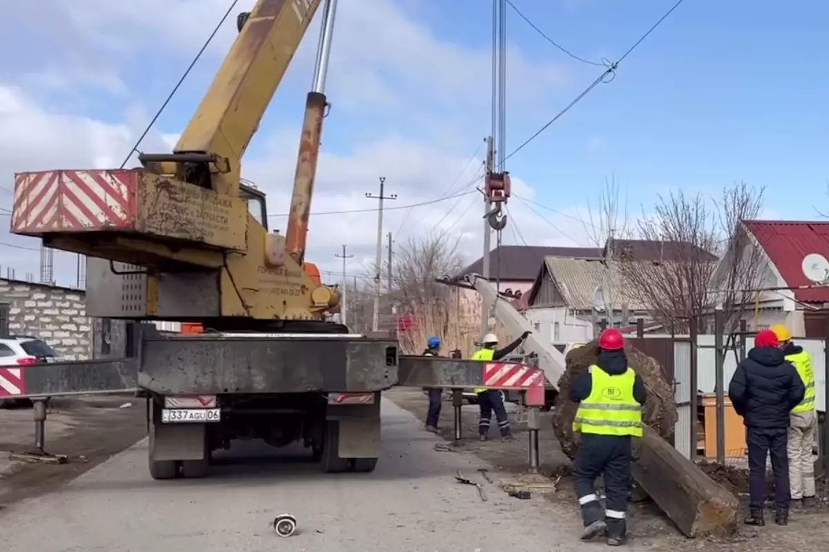 Модернизация электросетей: работы идут в городе Атырау и Макатском районе