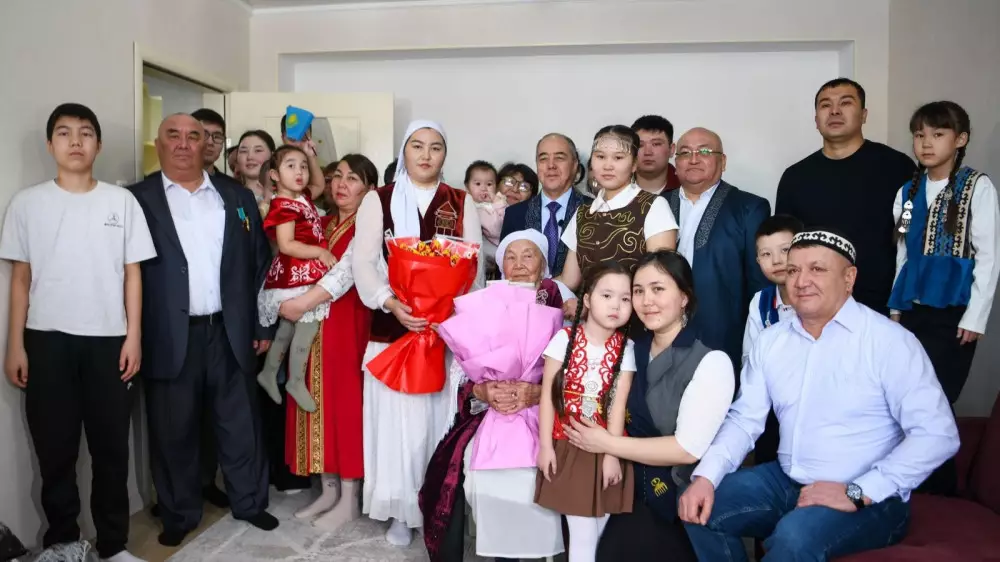 8 детей, десятки внуков: аким ЗКО навестил почетную семью в праздник Амал