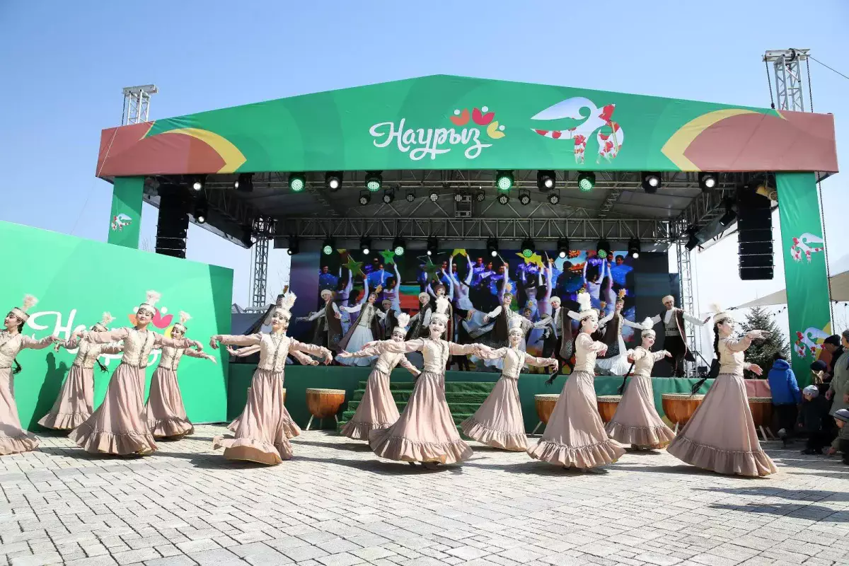 Көктөбедегі Көрісу күні: алматылықтарды дыбыстық дрондар мен роботтар құттықтады