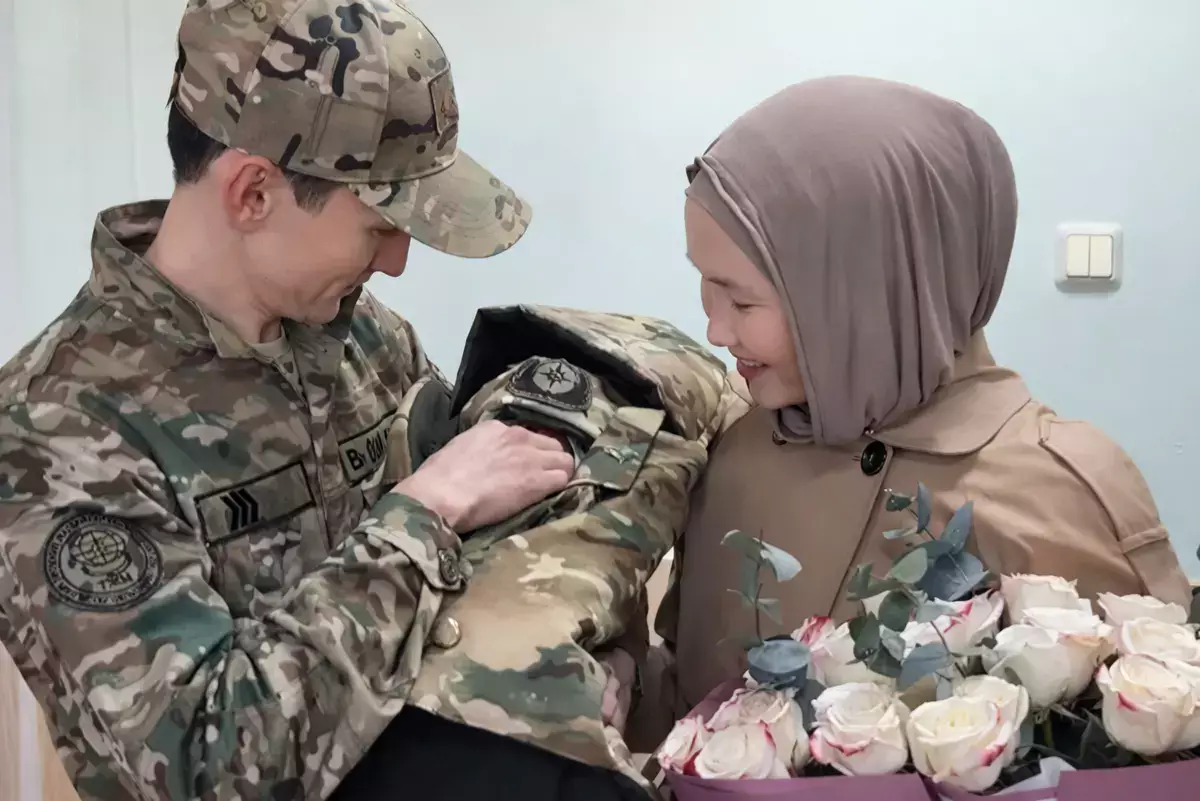 «Будущий полковник»: трогательное видео с сыном спасателя из Жанаозена покорило соцсети - новости на Lada.kz 14.03.2026