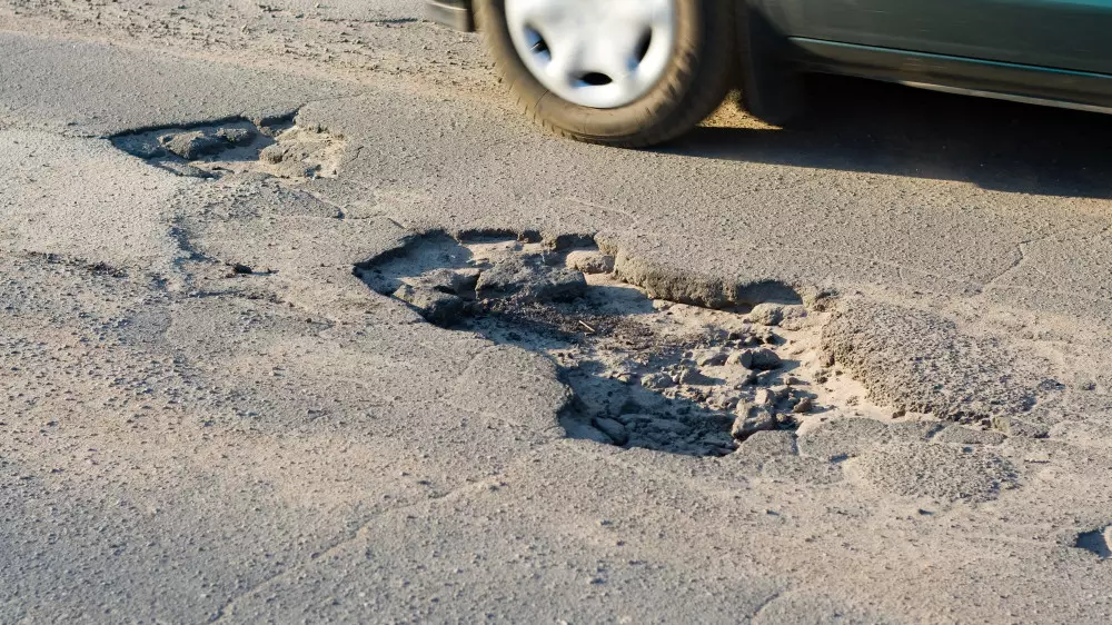 Акимат Семея объяснил, почему ямы на дорогах “ремонтируют“ старой брусчаткой