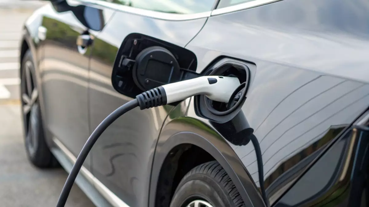 BYD представила электромобиль, который заряжается до 70% всего за пять минут