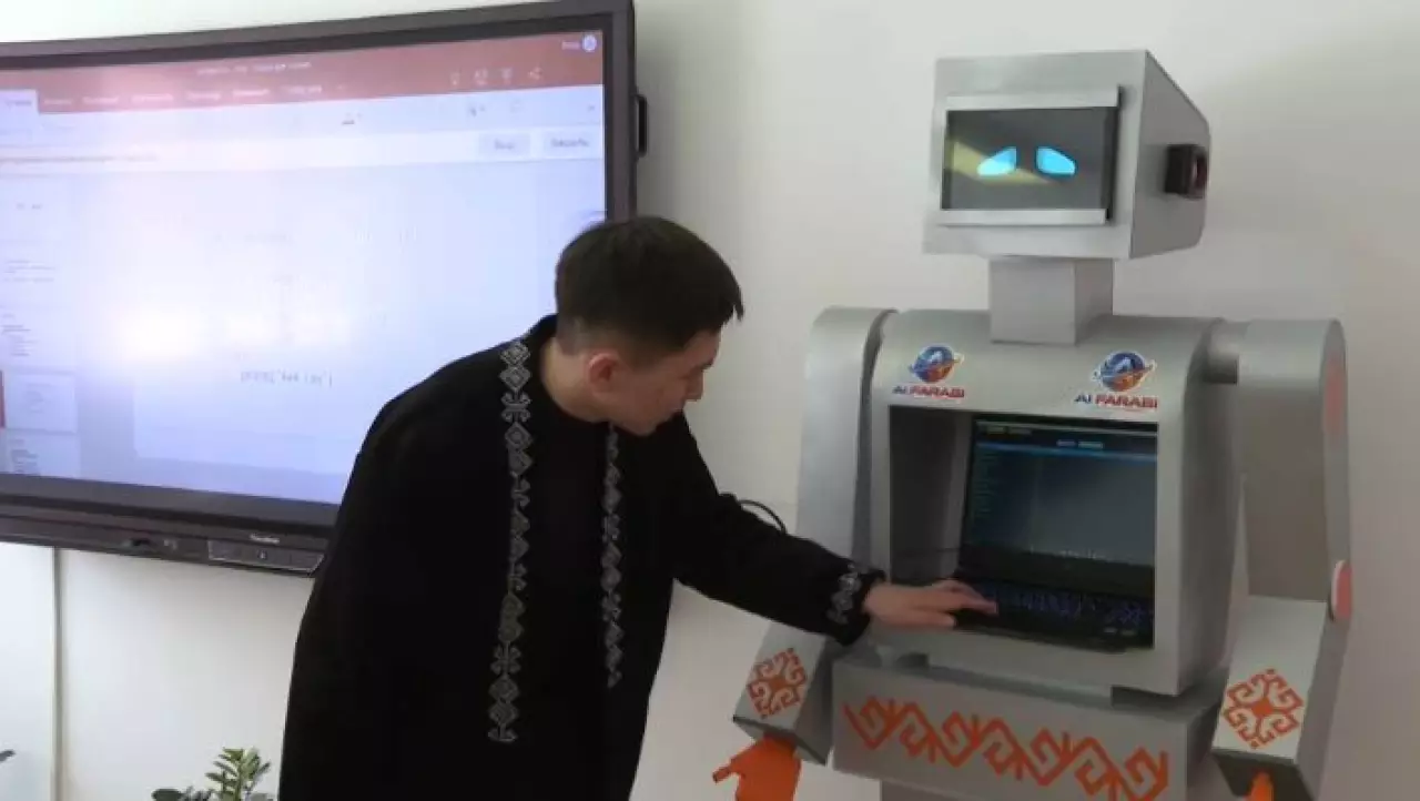 Робота-помощника для учителей создали в Кокшетау