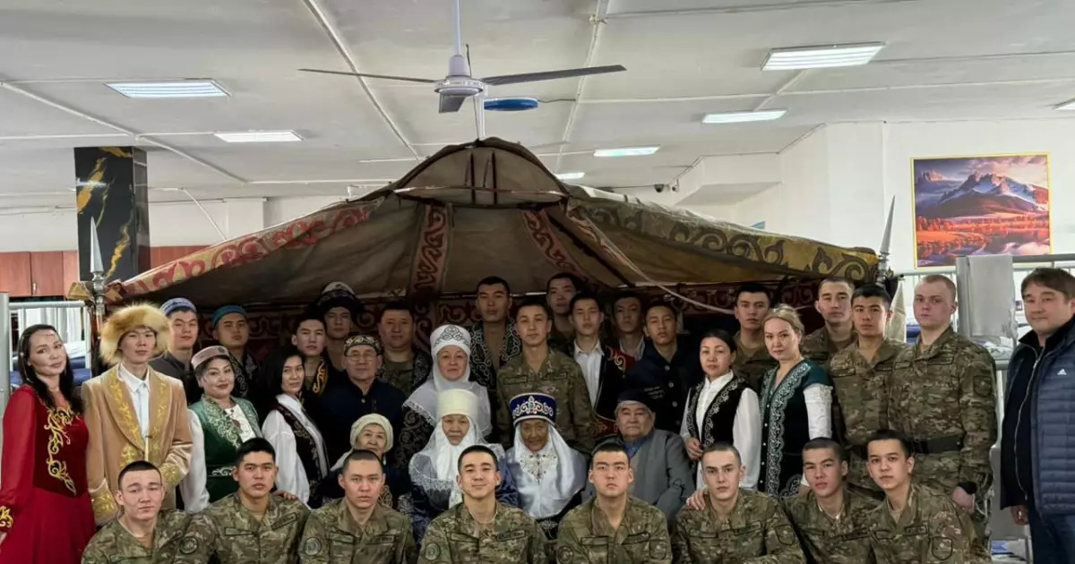   Ақсақалдар мен ақ жаулықты аналар  ұландықтармен көрісті   