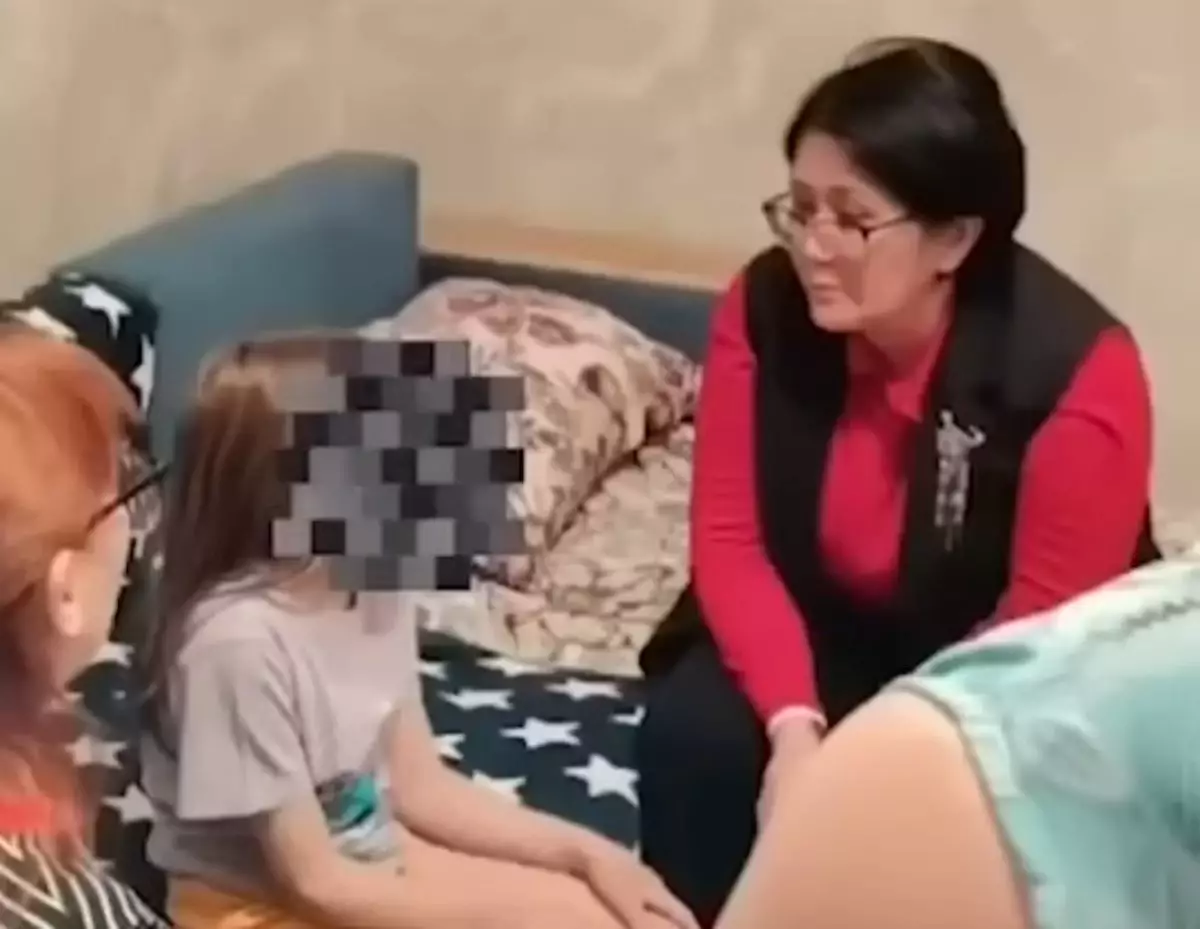 “Балалар үйіне алып кетіңіздерші”: Павлодарда сегіз жасар қыз әкесімен тұрғысы келмейтінін айтып, көмек сұраған