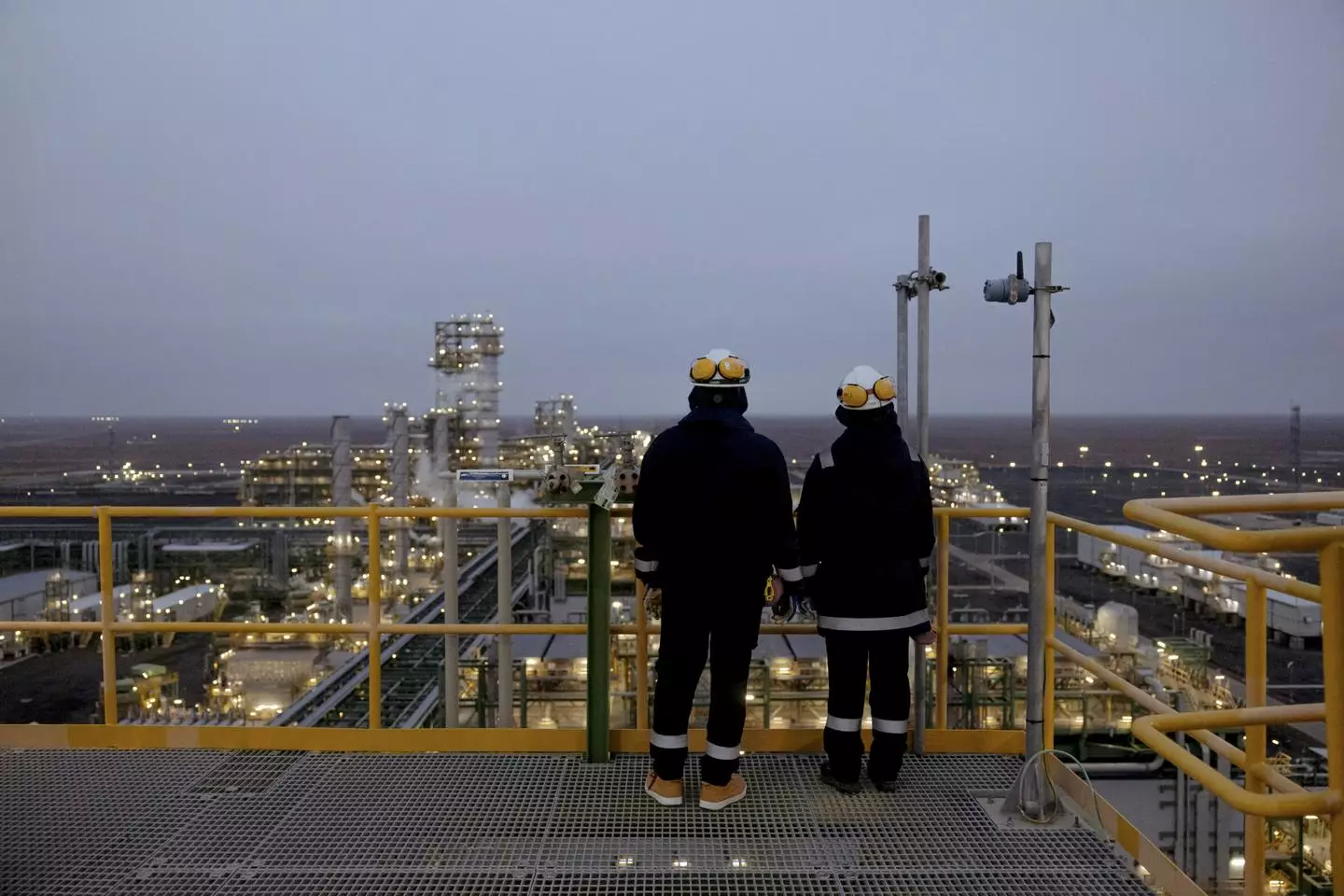 Рост цен на нефть дает Казахстану хрупкую передышку