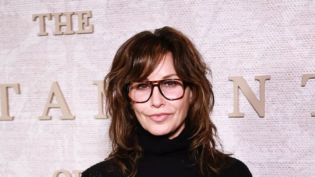 Джина Гершон рассказала о жуткой встрече с мужчиной, который позже убил Плейбой-плеймейт Дороти Страттен.