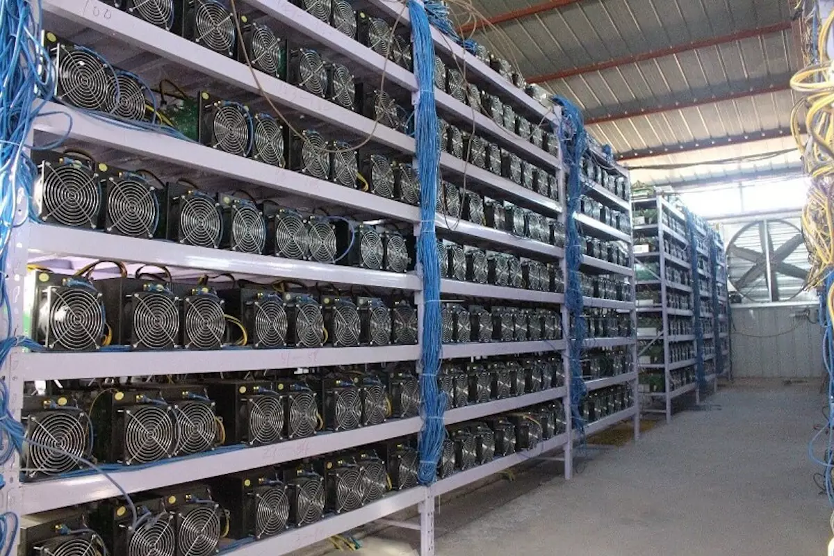 Не пустили в Россию: в Казахстане конфисковано 8 тонн оборудования для криптовалют
