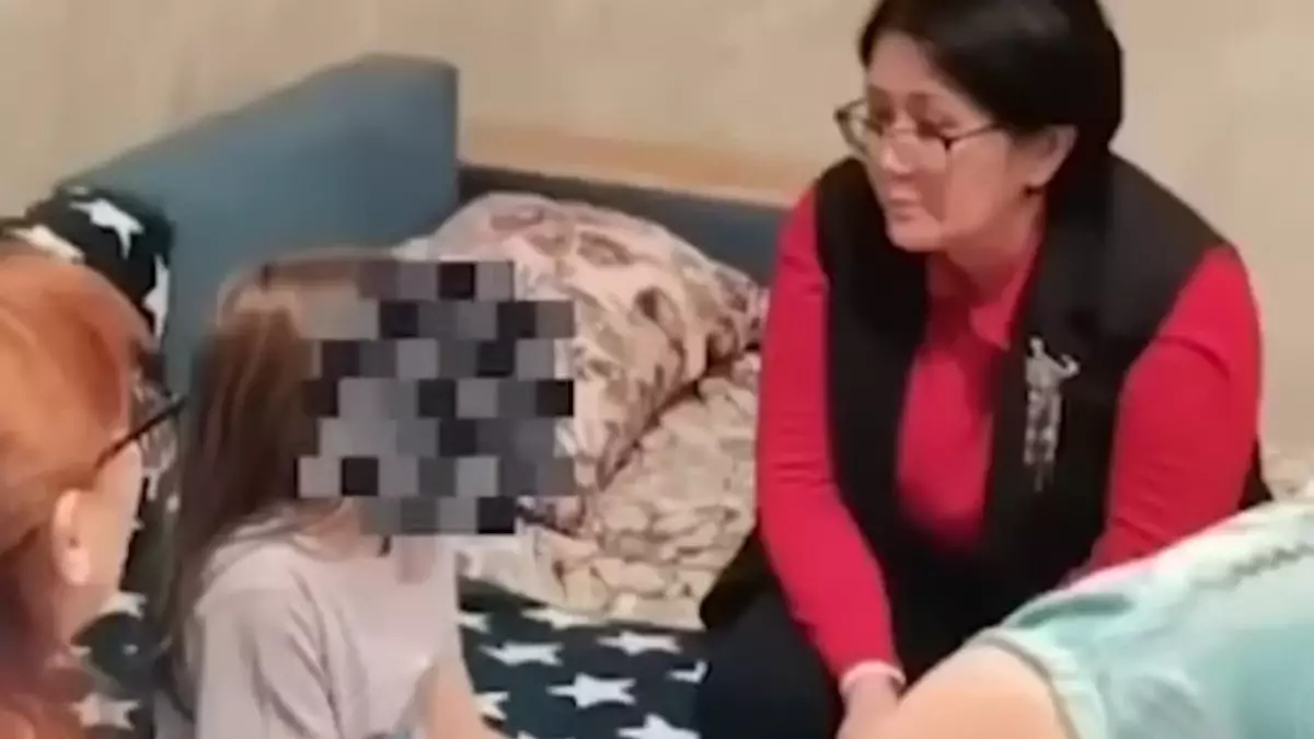 "Мені балалар үйіне алып кетіңіздерші". Павлодарда сегіз жасар қыз көпшіліктен көмек сұрап, әкесімен бірге тұрғысы келмейтінін айтты