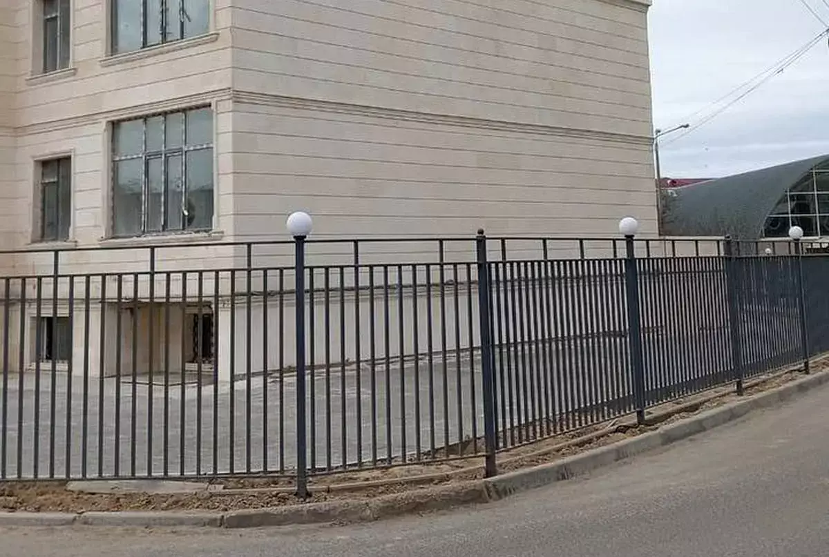 Пешеходный путь закрыт: жители Актау ходят прямо по проезжей части - новости на Lada.kz 14.03.2026