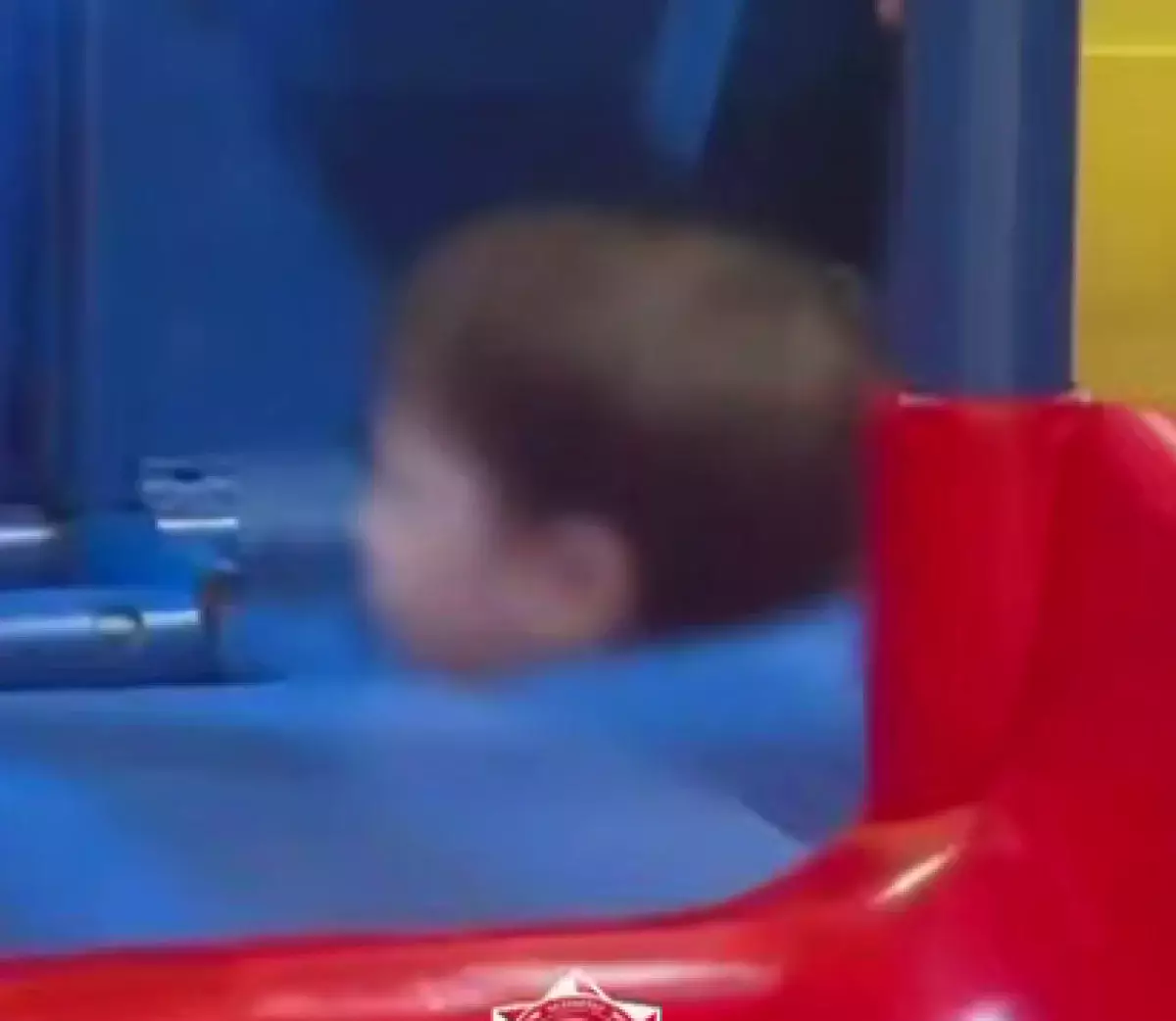 Голова малыша застряла в горке в кафе Астаны