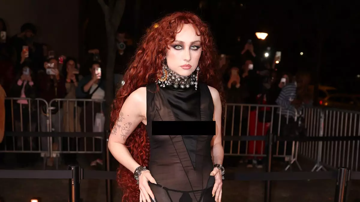 Чаппелл Роан привлекла всеобщее внимание смелым прозрачным нарядом на Неделе моды в Париже.