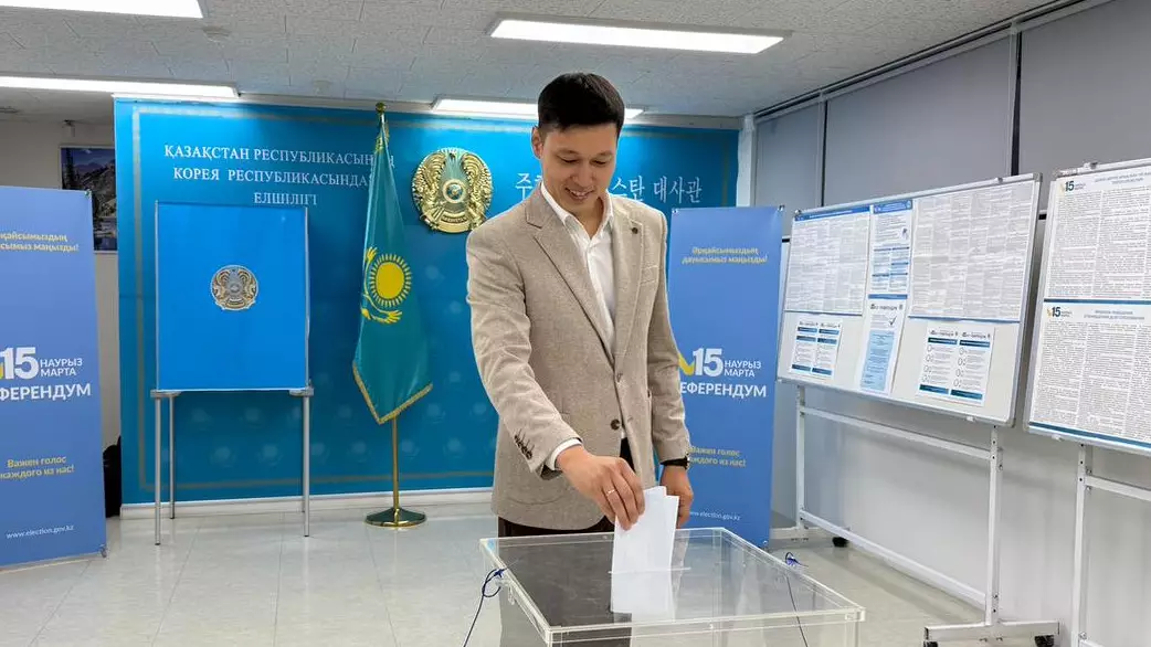 Ернар Сарсенбаев одним из первых принял участие в референдуме в Сеуле