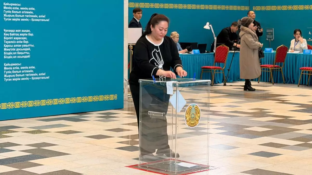 Что происходит на избирательных участках в Казахстане – фоторепортаж