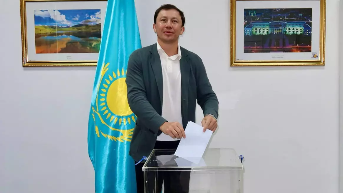 Геннадий Головкин Таиландтағы сайлау учаскесінде дауыс берді