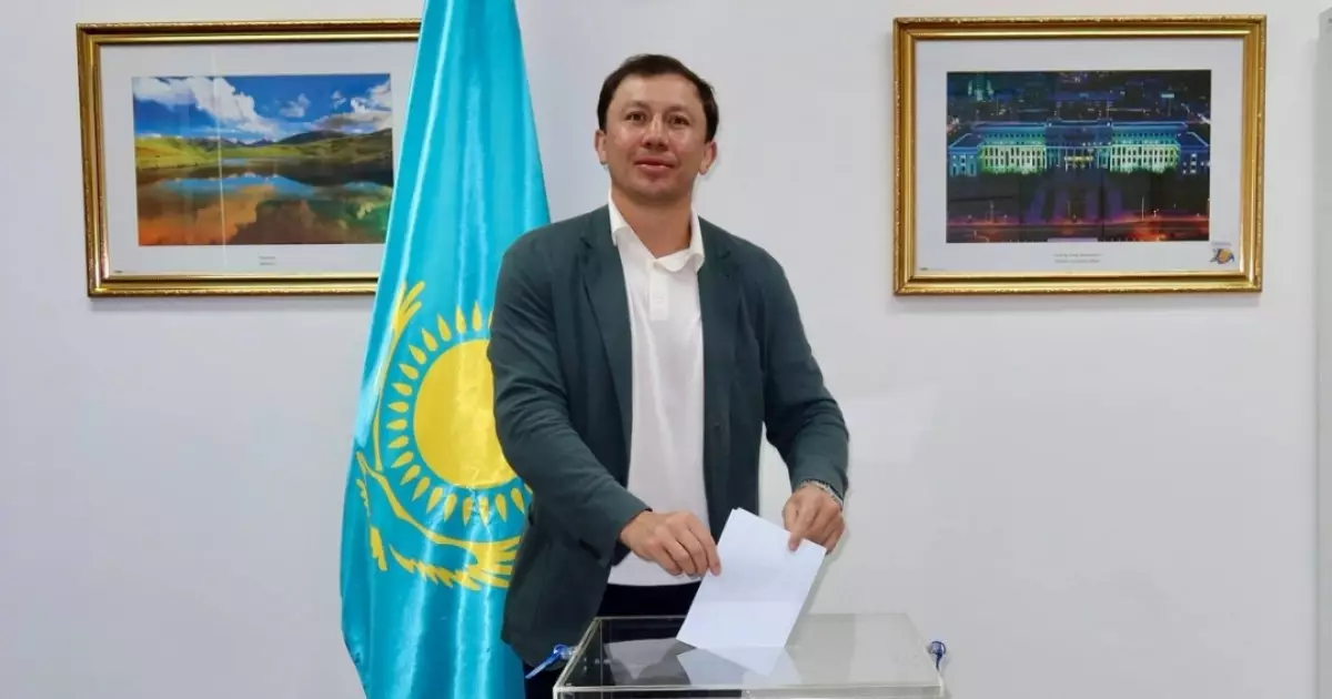  Геннадий Головкин Бангкоктағы референдум учаскесінде дауыс берді 