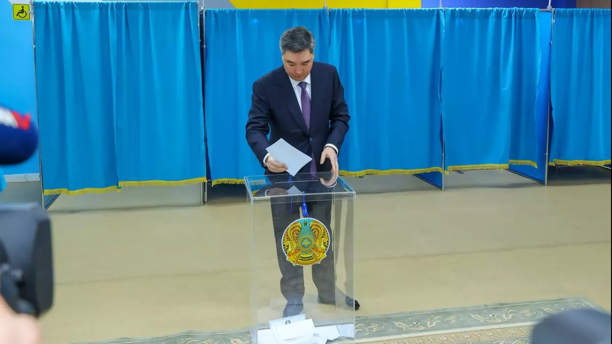 Премьер-министр Казахстана проголосовал на референдуме