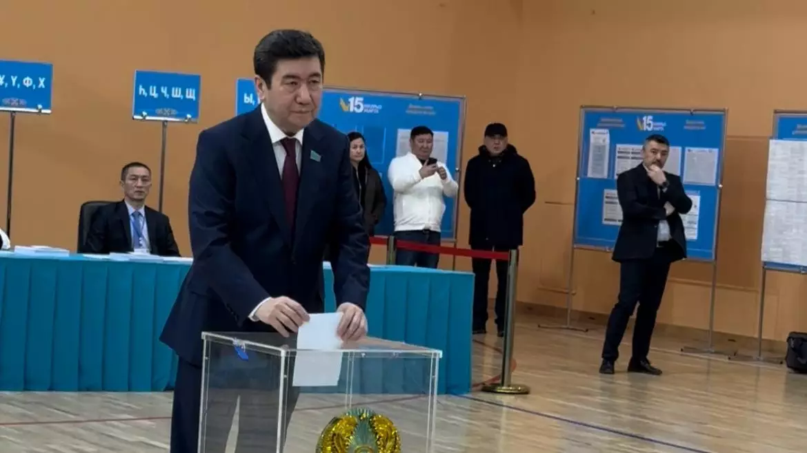 Ерлан Қошанов Астанадағы №128 сайлау учаскесінде дауыс берді
