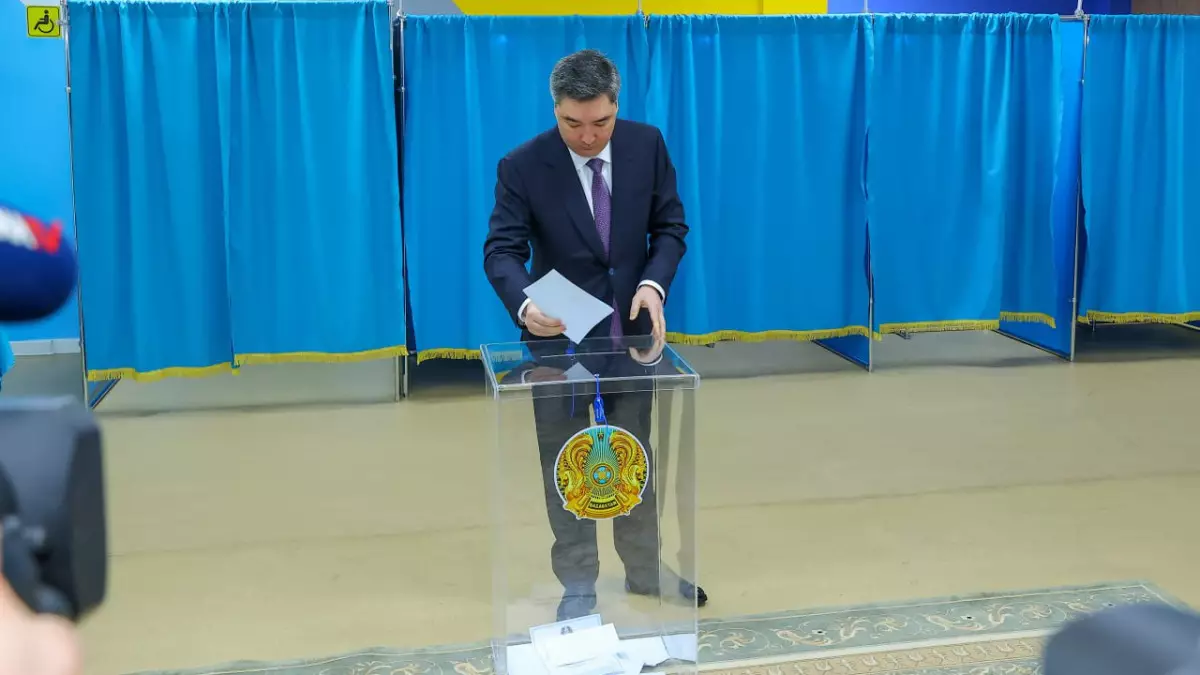 Олжас Бектенов референдумда дауыс берді